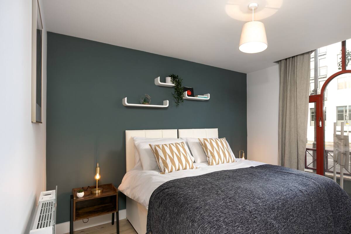 Premium bedding, laptop workspace, iron/ironing board, WiFi (free)