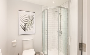 تجهيزات دش، مستلزمات مجانية للعناية الشخصية، مجففات شعر، مناشف
