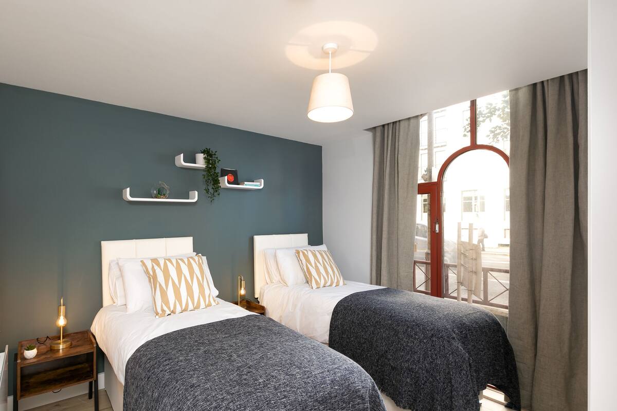 Deluxe Apartment 3 | Premium bedding, laptop workspace, iron/ironing board, WiFi (free)
