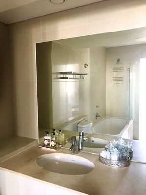 Bathroom - 1 Bedroom Apartment in the Heart of Cape Town (Cape Town)