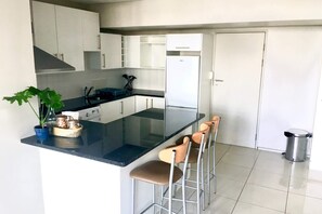 อพาร์ทเมนท์ (1 Bedroom) | ครัวส่วนตัว | ตู้เย็น, ไมโครเวฟ, เตาอบ, เตาประกอบอาหาร