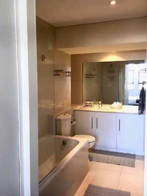 Apartment (1 Bedroom) | Badezimmer | Badewanne, kostenlose Toilettenartikel, Handtücher, Seife