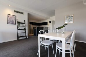 Lägenhet (2 Bedrooms) | Eget kök | Kylskåp, mikrovågsugn, ugn och spishäll