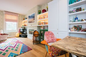 House (2 Bedrooms) | Living room - Beautiful 2 Bedroom House in Portobello With Rooftop (London)