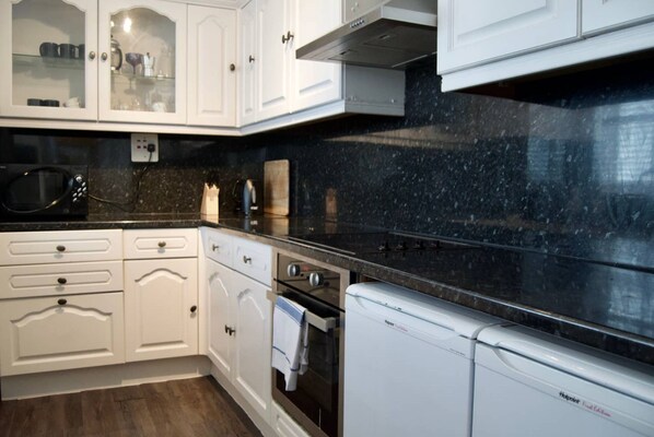 Refrigerador, microondas, horno, placa de cocina