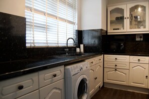 ตู้เย็น, ไมโครเวฟ, เตาอบ, เตาประกอบอาหาร