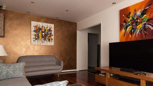 TV - Bright And Spacious 2 Bedroom Apartment In Windsor (Prahran)