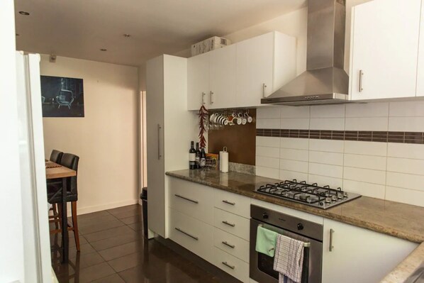 Private kitchen - Bright And Spacious 2 Bedroom Apartment In Windsor (Prahran)