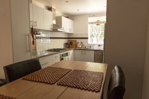Fridge, microwave, oven, stovetop - Bright And Spacious 2 Bedroom Apartment In Windsor (Prahran)