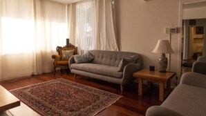 TV - Bright And Spacious 2 Bedroom Apartment In Windsor (Prahran)