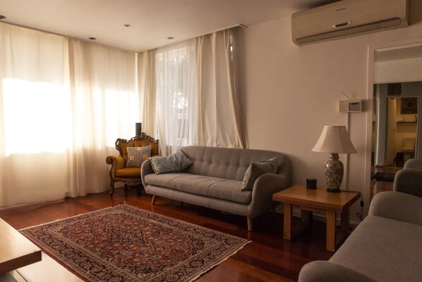 Living room - Bright And Spacious 2 Bedroom Apartment In Windsor (Prahran)