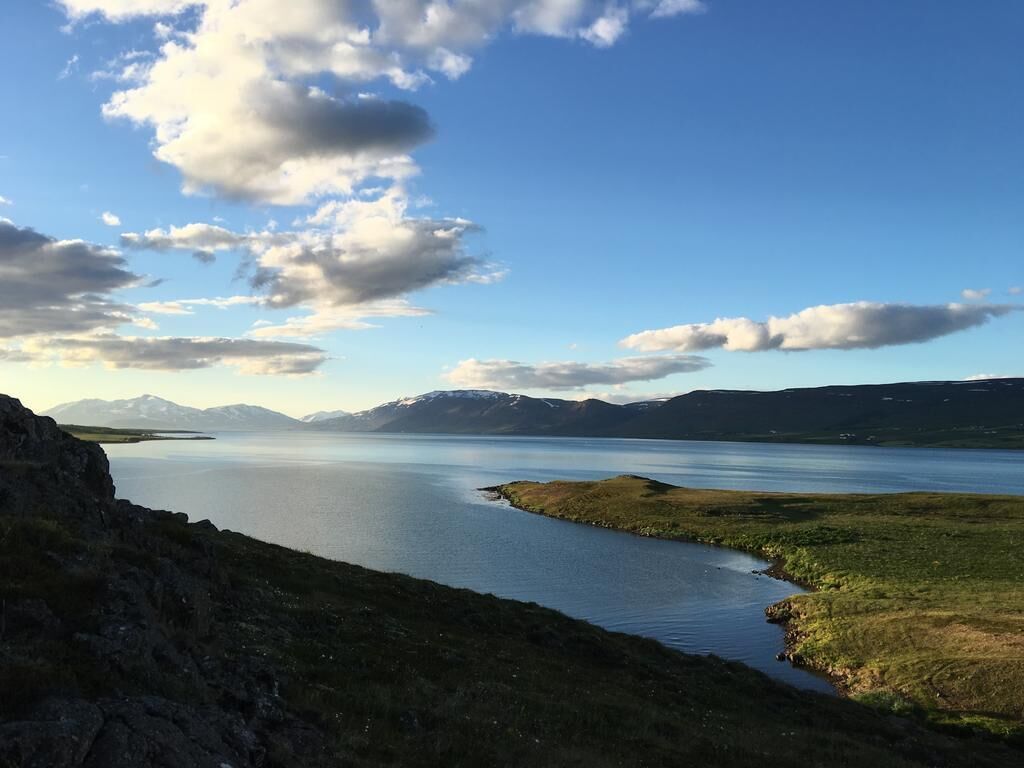 A lake surrounded by mountains and a clear sky.