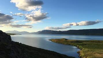 A lake surrounded by mountains and a clear sky.