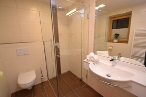 Shower, hair dryer, towels, soap - Exclusiv Apartment Bergmahd - SKI in/SKI out, Sauna-Jacuzzi - by "wachterhof" (Kaltenbach)