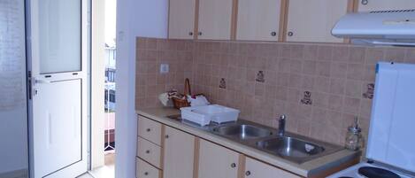 Fridge, oven, stovetop, coffee/tea maker