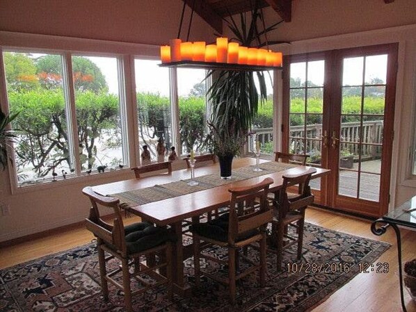 Oven, stovetop, dishwasher, cookware/dishes/utensils - Enticing House in Vernal (Mill Valley)