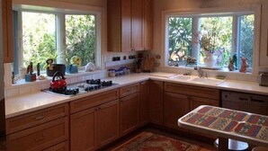 Private kitchen - Enticing House in Vernal (Mill Valley)