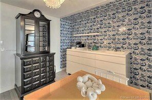 Refrigerador, microondas, utensilios de cocina