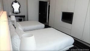 1 bedroom, bed sheets - Condo With a Lovely View at Miami Beach (Miami Beach)