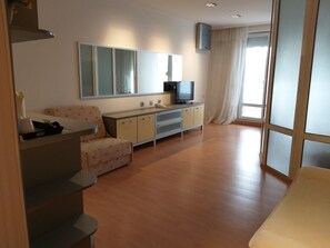 Standard-Apartment, 1 Schlafzimmer, Balkon, Parkblick | Wohnzimmer