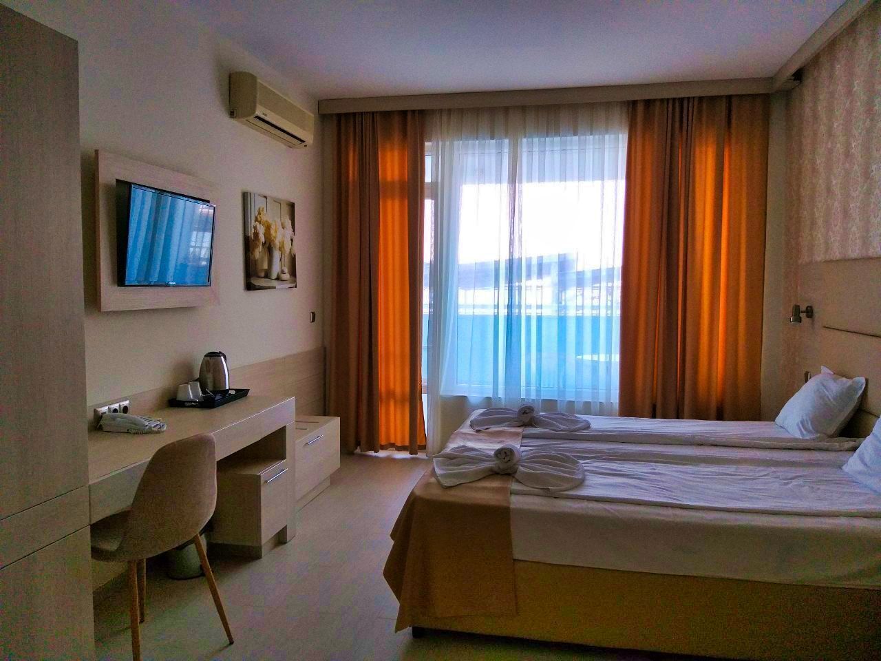 Quarto casal standard, sacada, vista para o mar | Cortinas blackout, ferros/tábuas de passar roupa, Wi-Fi de cortesia