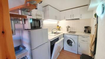 Microondas, lavavajillas, cafetera o tetera y tostadora