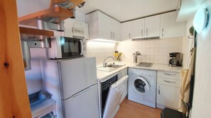 Mikrobølgeovn, oppvaskmaskin, kaffetrakter/tekoker og brødrister