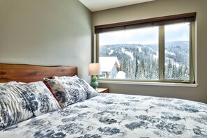 3 bedrooms, desk, Internet, bed sheets - Brand New Spacious 3 Bedroom with ski-in/ski-out access via the new Orient chairlift (Sun Peaks)