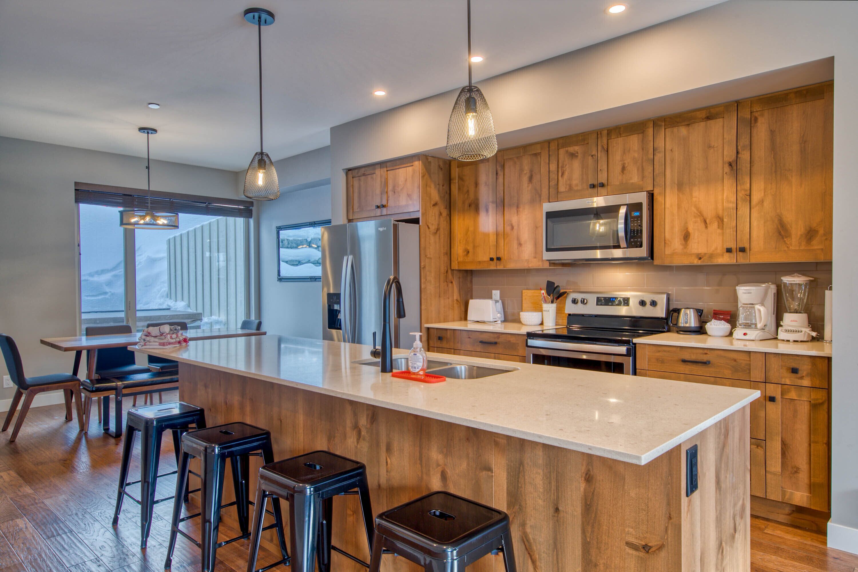 Réfrigérateur, four à micro-ondes, un four, surface de cuisson