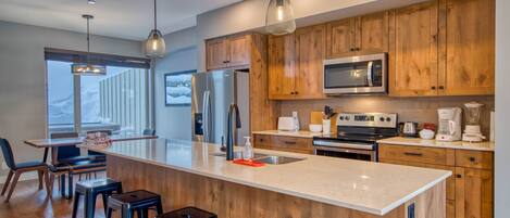 ثلاجة، ميكروويف، فرن، موقد طهي مسطح