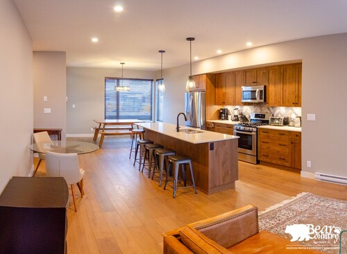 Spacious 3-bedroom home with ski in/out access to Orient Chair!