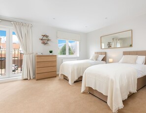 4 bedrooms, individually decorated, individually furnished - Turtle and Rabbit (Slough)