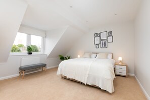 4 bedrooms, individually decorated, individually furnished - Turtle and Rabbit (Slough)