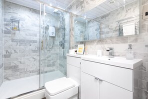 Superior Apartment, 1 Bedroom | Bathroom | Shower, free toiletries, hair dryer, towels - Tulip Apartment (Reading)