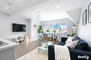 Living area - Tulip Apartment (Reading)