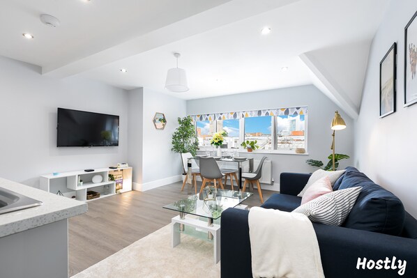 Superior Apartment, 1 Bedroom | Living area | 50-inch Smart TV with digital channels, TV, Netflix - Tulip Apartment (Reading)