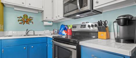 Kühlschrank, Mikrowelle, Ofen, Herdplatte