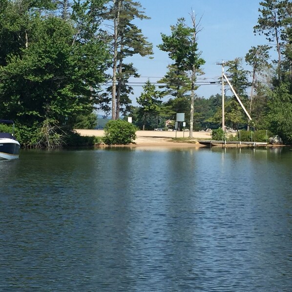 Ein ruhiger See mit einem Steg und einem Boot.