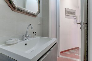 Bathroom - Charming Colosseum (Rome)