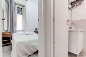Escritorio, wifi gratis y ropa de cama 