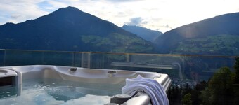 スキー場のすぐそばにあるサウナ、ジェットバス付きのデラックスシャレー