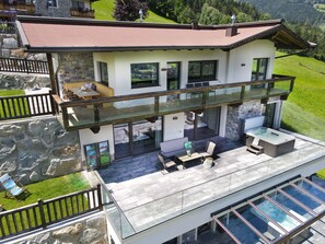 Outdoor dining - Alpinloft Goldsun - SKI in/SKI out, Sauna-Jacuzzi - by "wachterhof" (Kaltenbach)