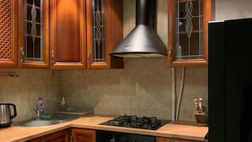Apartamento | Cozinha privada | Geladeira grande, micro-ondas, fogão, cooktop