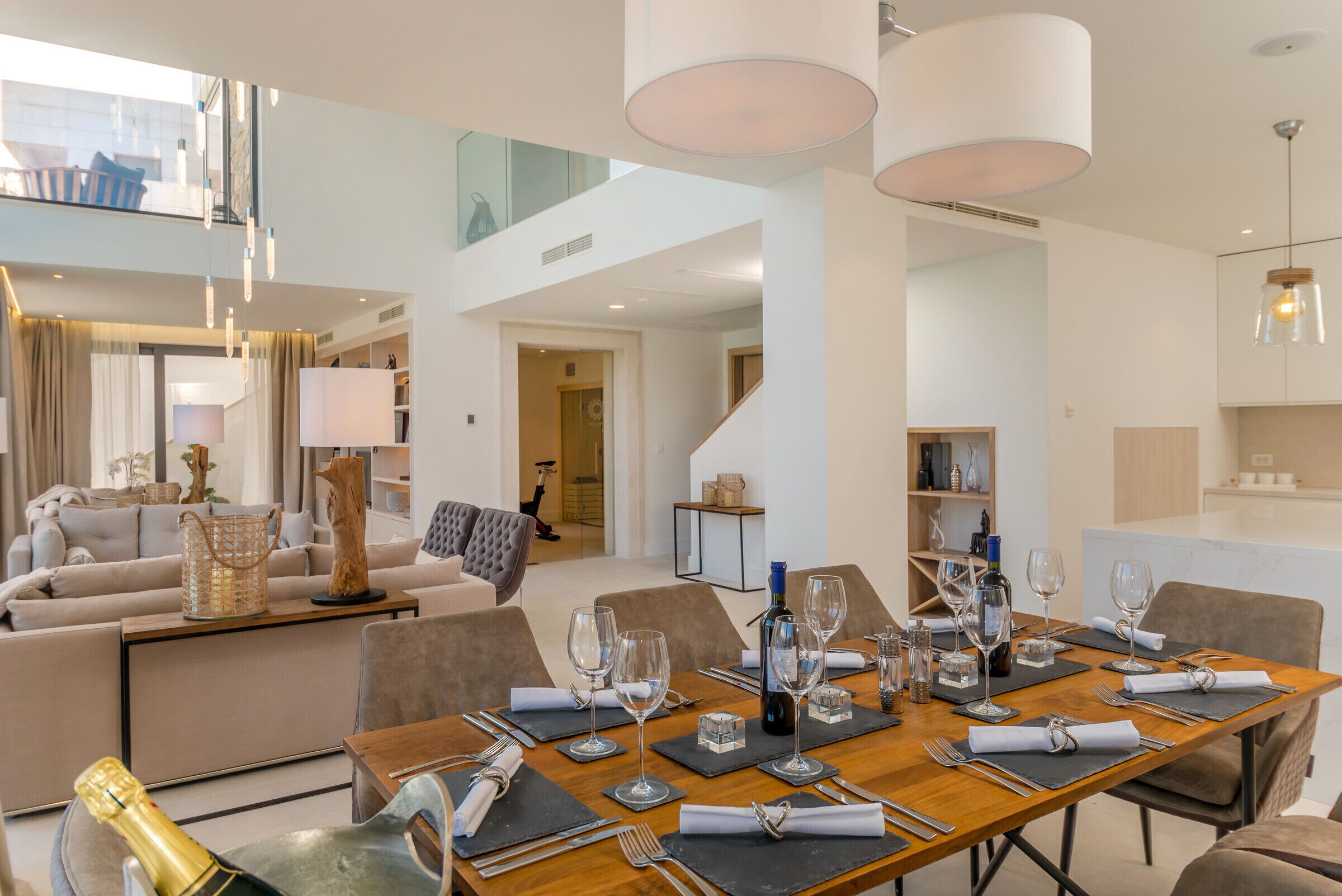 Biệt thự, hồ bơi riêng | Khu phòng khách | TV màn hình phẳng 