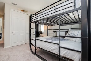 9 habitaciones, tabla de planchar con plancha, internet y ropa de cama 