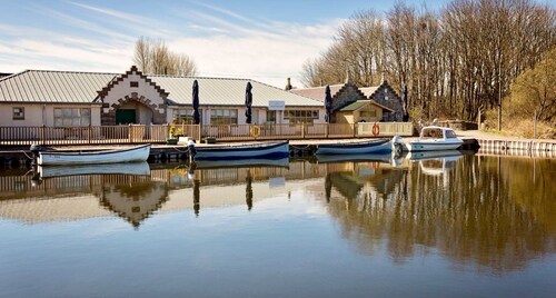 By Loch Leven Heritage Trail. Easy drive to Edinburgh, St. Andrews & Fife. 