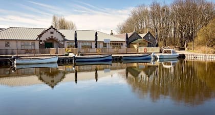 By Loch Leven Heritage Trail. Easy drive to Edinburgh, St. Andrews & Fife.