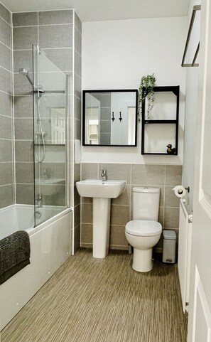 Suihkun ja ammeen yhdistelmä, hiustenkuivaaja, pyyhkeet, saippua