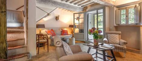 Télévision, cheminée, chaîne hi-fi