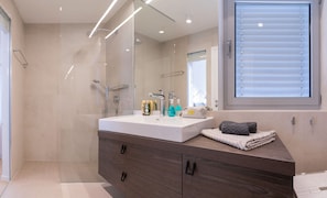 Luxury Villa, Private Pool | Bathroom | Hair dryer, towels, soap, shampoo - Luxury Villa Carpe Diem Paradise (Rogoznica)